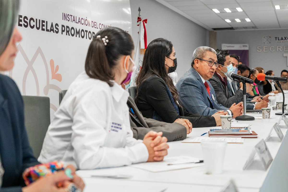 BienestarGobTlx's tweet photo. La Secretaria de #Bienestar de #Tlaxcala, Ma. Estela Álvarez Corona atestiguó la instalación del Comité Estatal de Escuelas Promotoras de #Salud que certificará a 33 instituciones educativas por contar con entornos físicos y psicosociales saludables.
#TrabajamosParaQueVivasMejor https://t.co/y3rHPBDQsI