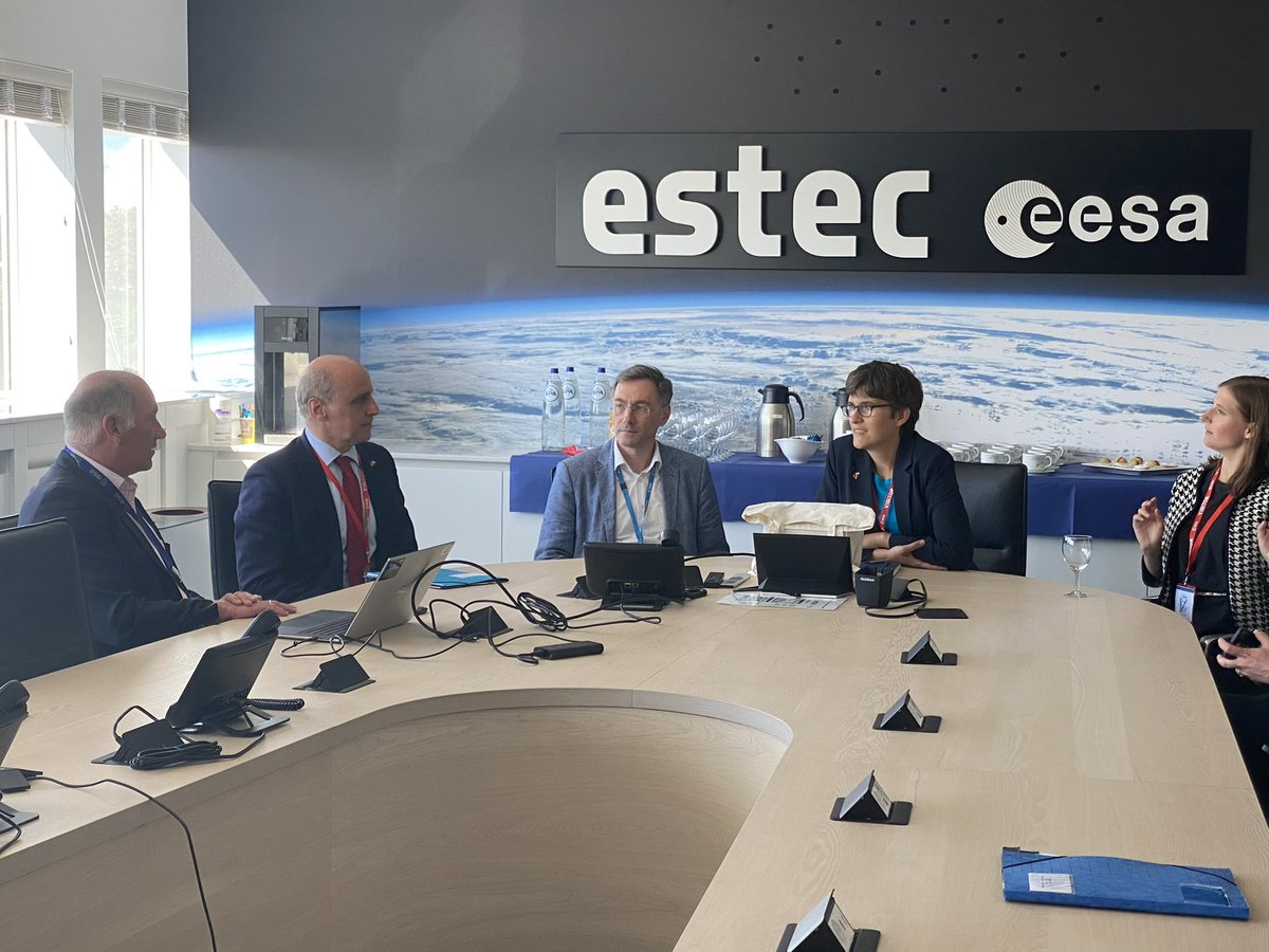 GermanyinNL's tweet photo. Der Besuch bei der @esa in Noordwijk vermittelte eindrucksvolle Einblicke in die internationale Zusammenarbeit bei der Weltraumforschung und die Nutzung der Technologien für #Klimaschutz und -forschung. @AnnaLuehrmann https://t.co/bGCpRmM6vz