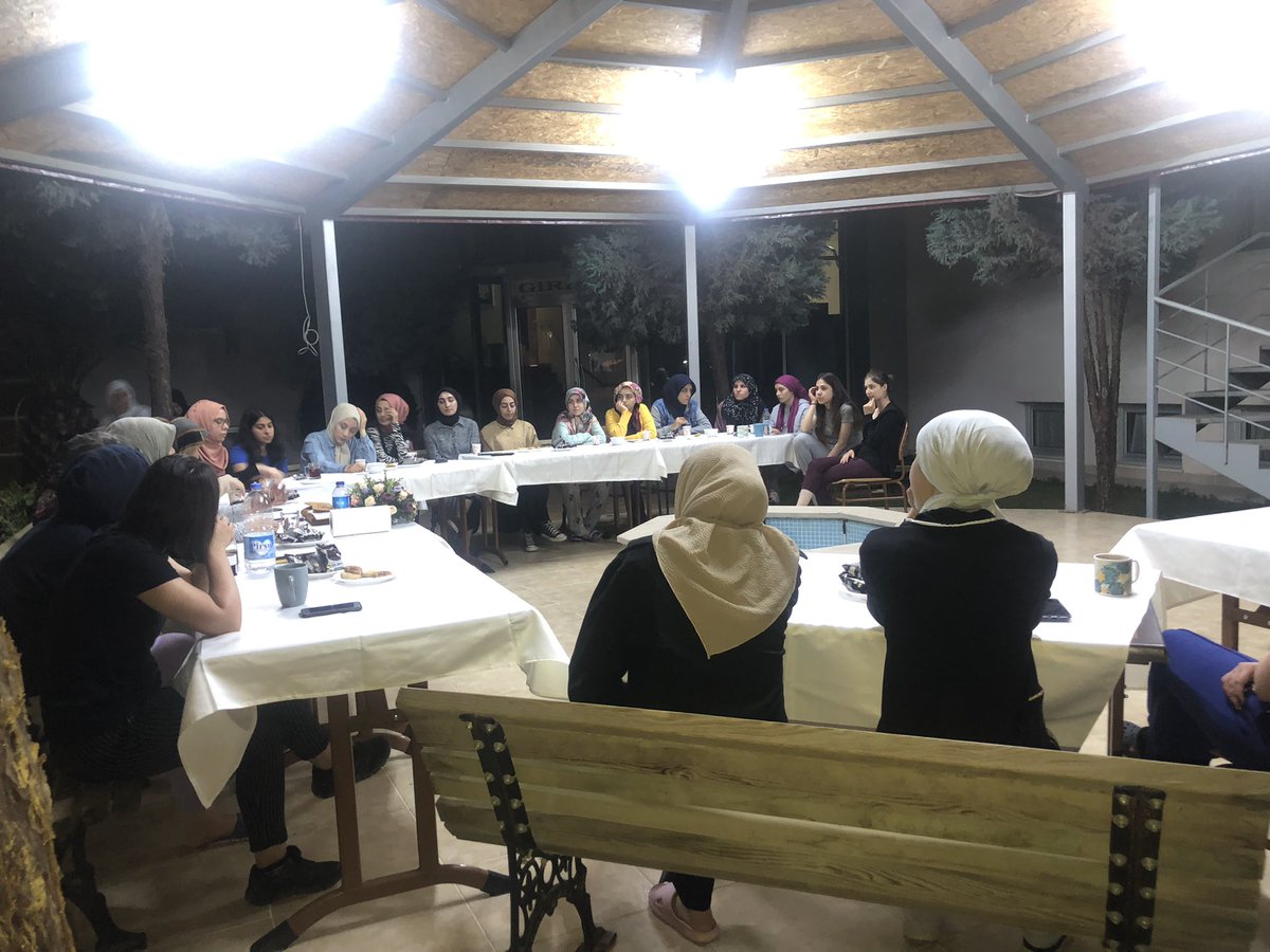 DeveciBehice's tweet photo. Hasbihal Sohbetleri kapsamında Pamukkale Üniversitesi Tarih Bölümü Hocası Sayın Nezahat BELEN’i öğrencilerimizle bir araya getirdik..Engin bilgilerini öğrencilerimizle paylaşan hocamıza teşekkür ediyoruz..
📍Harezmi Yurt Müdürlüğü https://t.co/3eLPHOiAXo