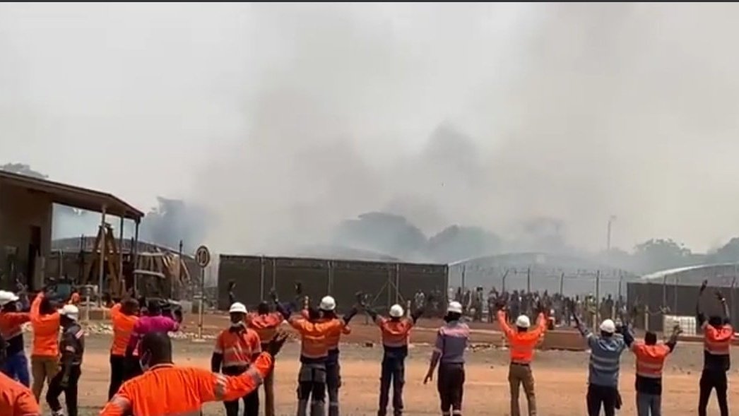 nyeusi_waasi's tweet photo. local miners occupy and looted (after set equipment ablaze) the UK-owned Houndé gold mine in Burkina Faso After they were expelled.

This is Decolonization in Practice 🇧🇫✊🏿🔥 https://t.co/6yBZ7JHT7v