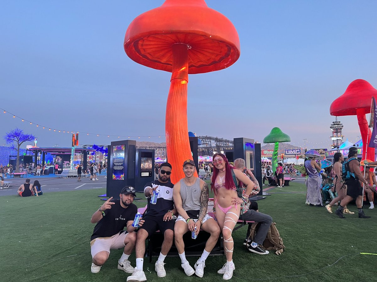 Therealshorty_'s tweet photo. EDC 2022 🫠🍭🍄🦄💗💖🖤✨ #EDCLasVegas #EDC2022 #postravedepression https://t.co/DKJnYcSsoy