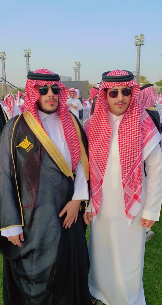 Abdullah_Jafin's tweet photo. مشاعر اليوم سعيدة جداً تخرج أخي 
وفخرنا من #جامعة_بيشه ببرنامج MPA ماجستير آدارة الأعمال 
بتقدير ممتاز مع مرتبة الشرف 
الحمدلله الذي بلغنا مانحب بِمن نحب 🎓✨. https://t.co/ol2hptPEGC