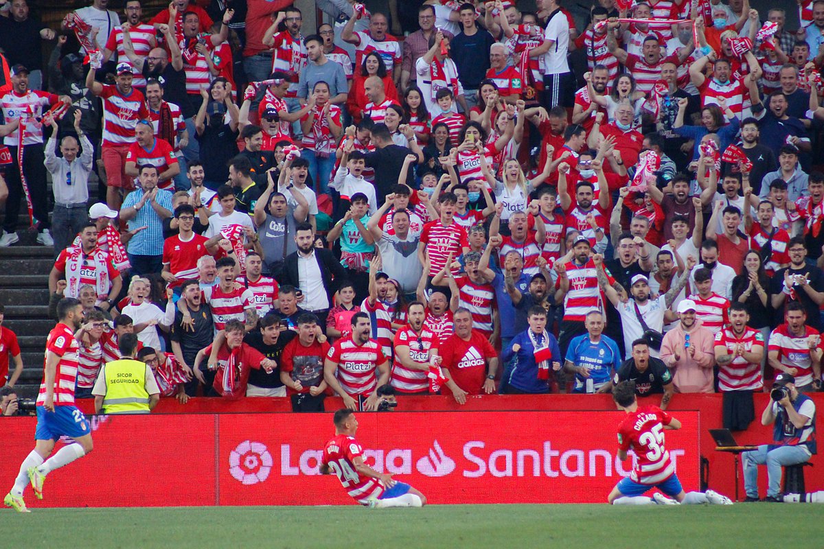 fcs_javi's tweet photo. Termina mi periodo de prácticas en el @GranadaCF  y quería darles las gracias tanto al club como al @GranadaCF_Fem y a la afición por la oportunidad, atención y cariño recibido. Ha sido una experiencia increíble que ni en sueños hubiese imaginado.
Ahora y siempre #GranadaCF https://t.co/Ozr8tsfA23