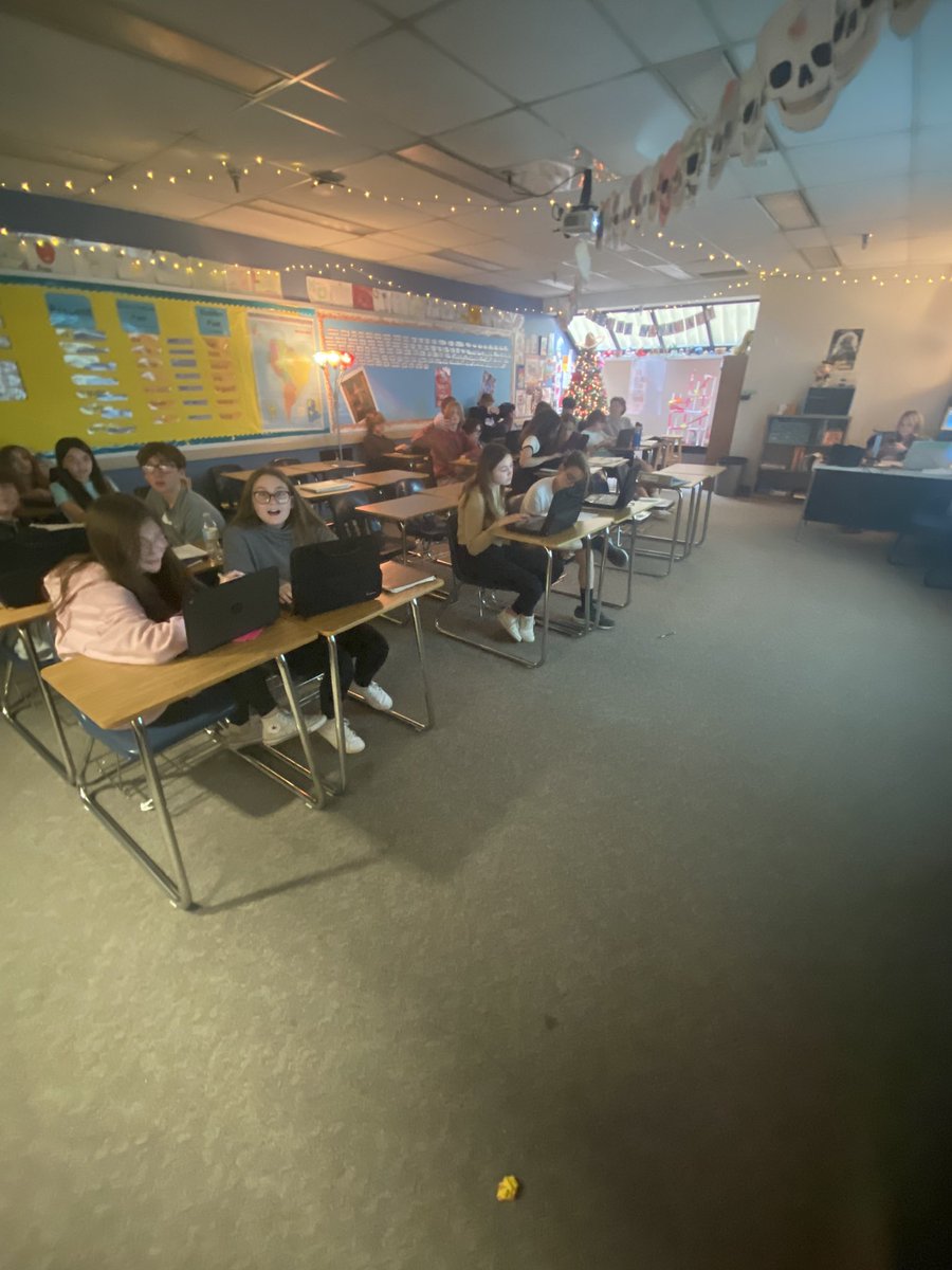 Carter_G_AMS's tweet photo. Mrs. Lockhart’s Spanish class making review games for their final #TrentonTuesday #Yes2TPS #BAMSCE #bamsknights @TaucherJack @JT_B_AMS https://t.co/vtCFJQXJgQ