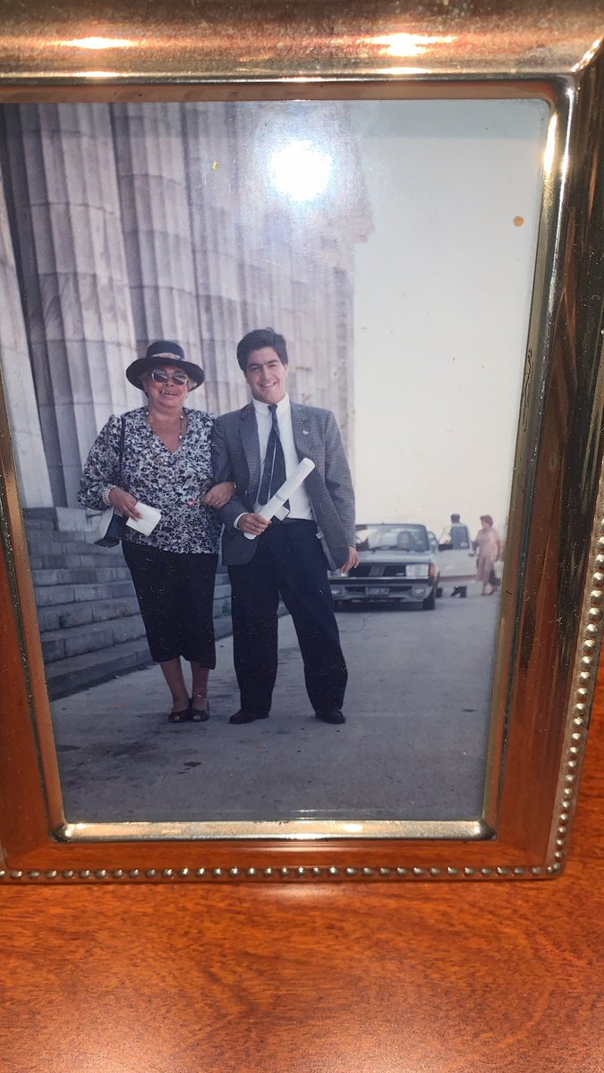 Gregoriodalbon's tweet photo. Dijiste- “los pobres nunca llegan a la Universidad”Acá había un pobre, hijo único de madre viuda que trabajaba y estudiaba, vivíamos en 30 metros cuadrados. Hoy soy abogado de un Presidente y una Presidenta. Gracias a la Universidad Pública. 
Mirá el orgullo de mi madre👇 Mariu ! https://t.co/4KaQKaoSLB