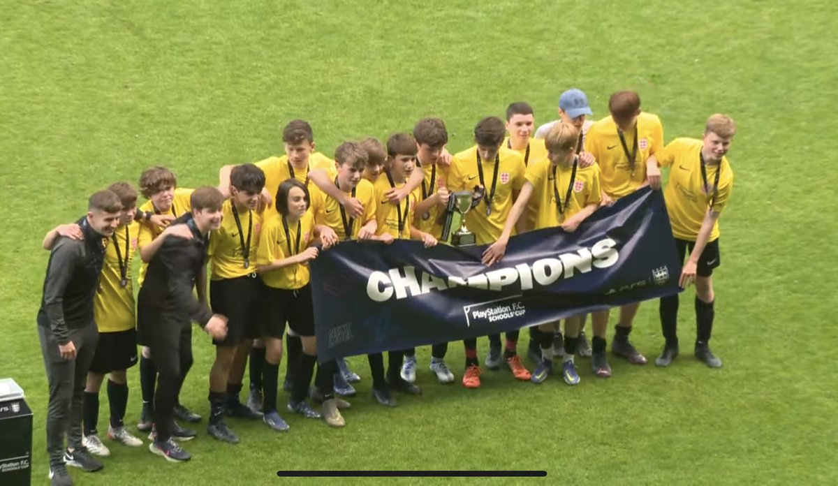 Congratulations to @FHSPEDepartment on winning the Under 15s @SchoolsFootball !! Amazing - well done guys!