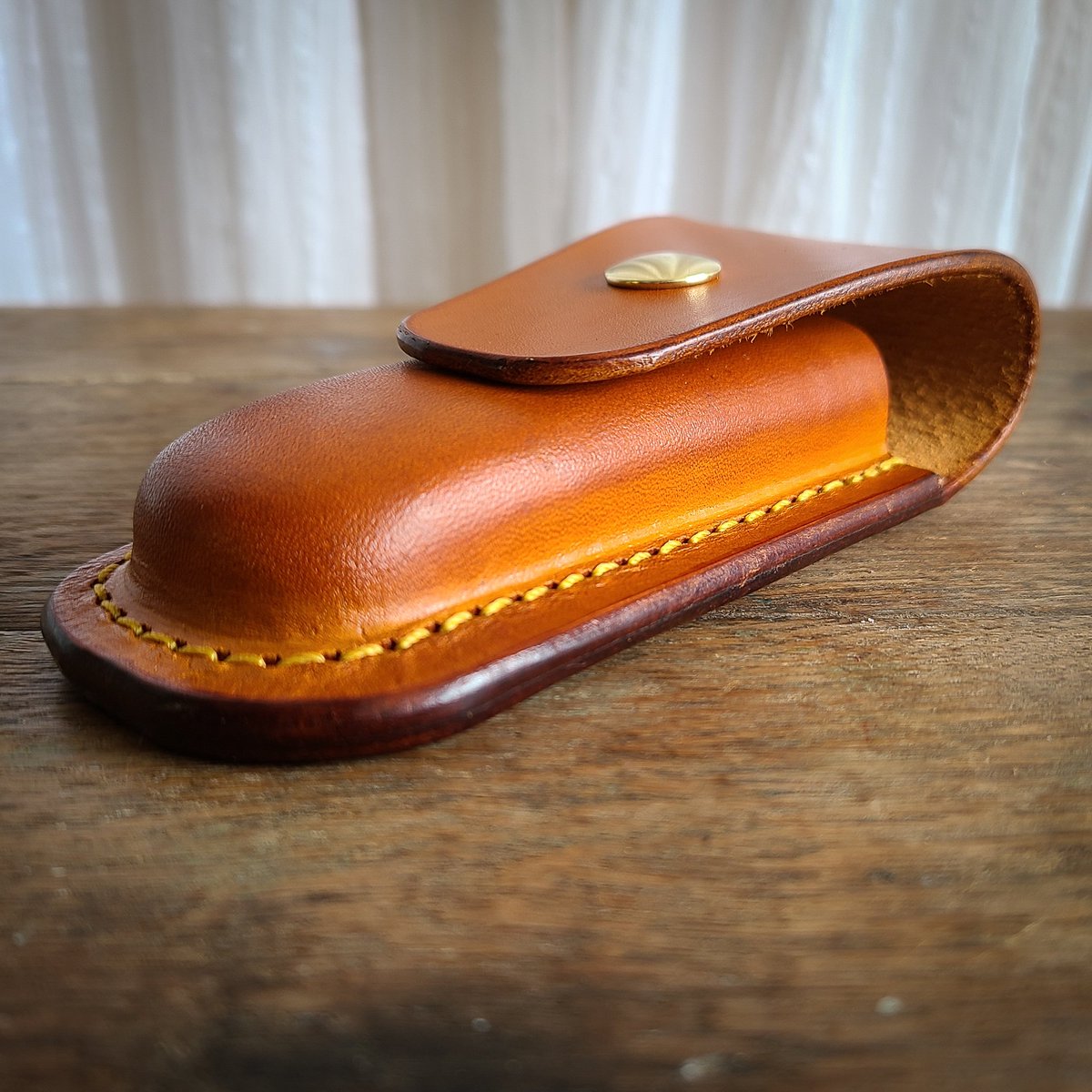 TundraLeather's tweet photo. Custom buck knife sheath we made up recently! This is hand-dyed veg with yellow machine stitching.
Looking for a custom piece like this? Get in touch!
.
.
#HamOnt #Leatherwork #TundraCustomLeather #Sheath #BuckKnife #Knife #Buck #Dye #Belt #Case https://t.co/nnqgUmnNU7