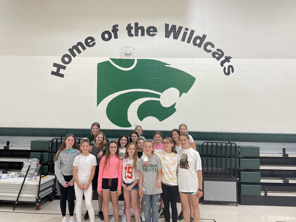 MeganRHankins's tweet photo. Last full day of school and we have a pizza party to celebrate our Wildcat Elite in fitness testing! Congrats to all out 6th, 7th, and 8th grade PE students! @CSTWildcatsMS @TotteBoyd @OlatheMSPE #cstfinishline https://t.co/q6ON7kXLmC