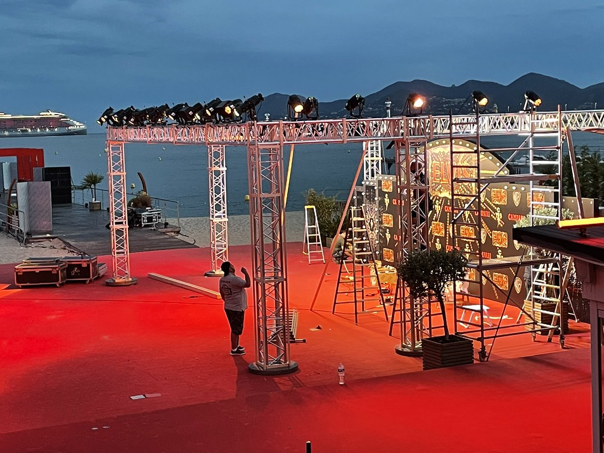 ChristophPeter6's tweet photo. Partyvorbereitungen für „Elvis“ in #Cannes2022 https://t.co/rwv8rIyyLX