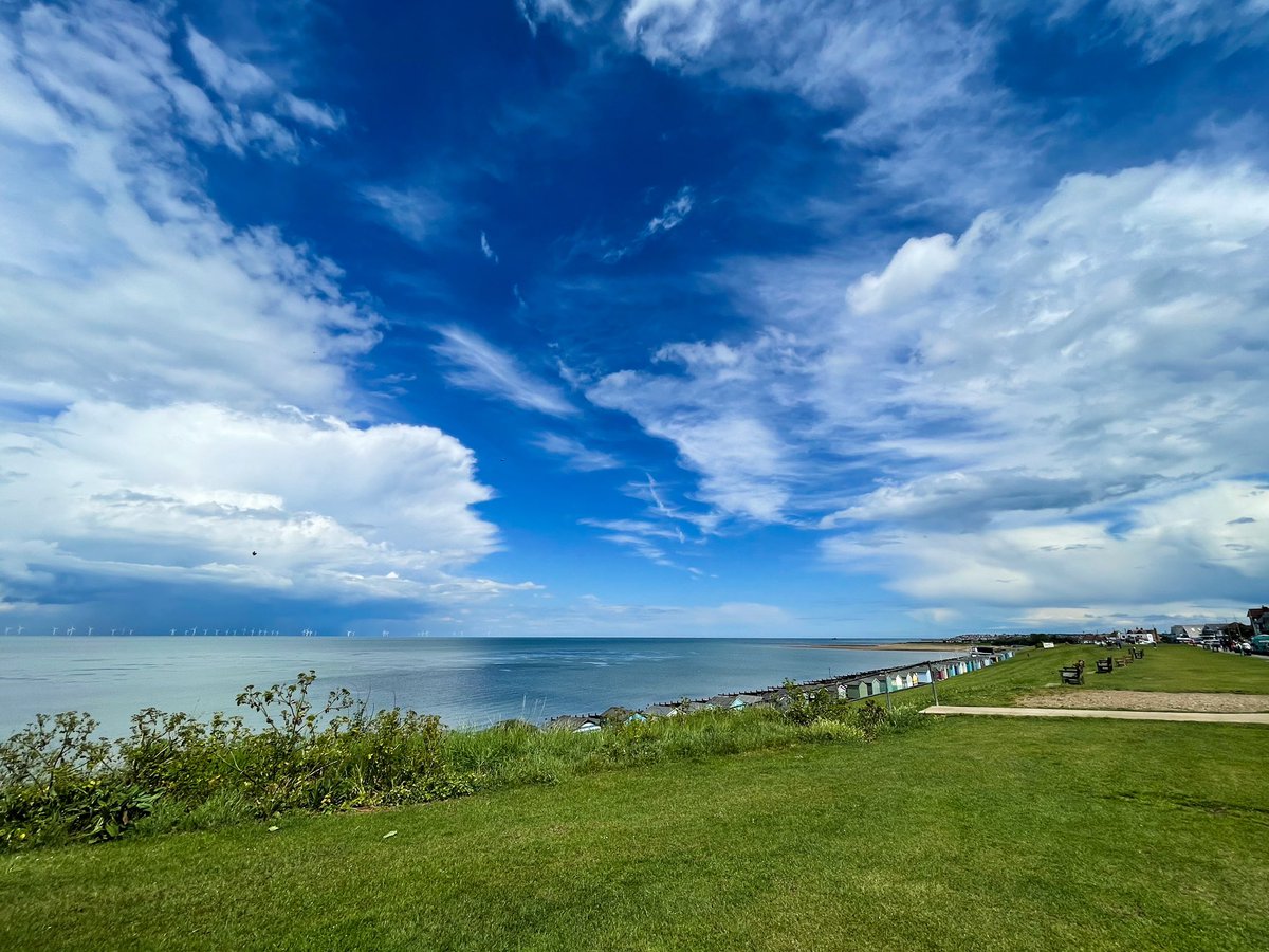 MichelleSLT's tweet photo. Headed down to the beach dodging the rain, thunder & lightning, to be treated to this, stopped us in our tracks! I wish I could paint 🎨
#dogwalks #tankertonslopes #bigsky #MHHSBD https://t.co/QZFNgAT6ek