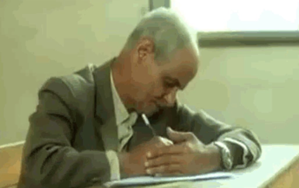 Eu a esconder as respostas do exame para ninguém ver que sou um burro do crl