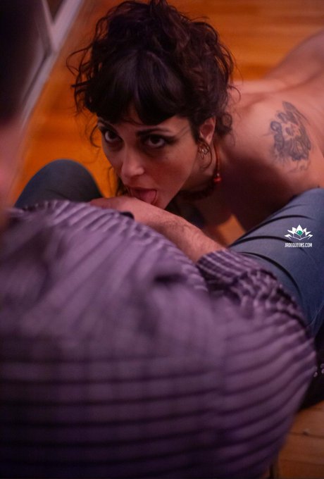 CECILE PLEASURE EXPERIENCE 1. CEREMONIA. Siento sus erecciones contra mis caderas. Me deleitaron los