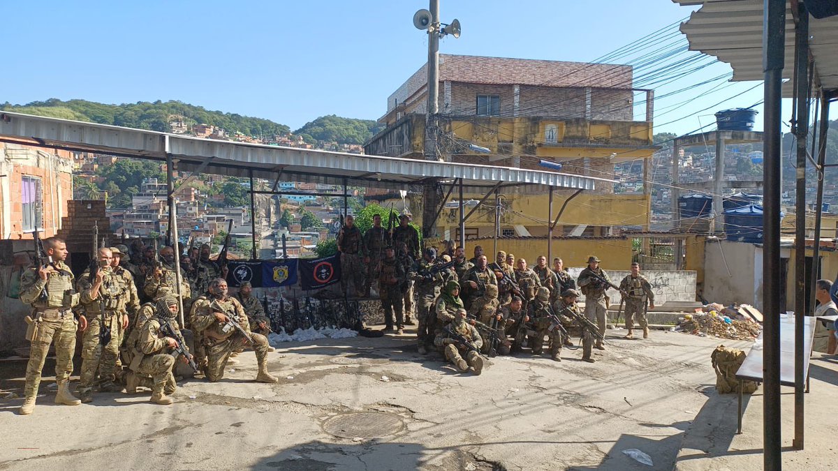 Capitaodomato01's tweet photo. Antes que comece o mimimi por causa dos 11 mortos na operação do Bope / PF / PRF na Vila Cruzeiro , aí vão as fotos dos brinquedinhos que as vítimas da sociedade estavam usando pra repelir a ação dos agentes , quero ver a cara de pau dos “especialistas” pra criticar tal ação https://t.co/2BaNLlf8DN