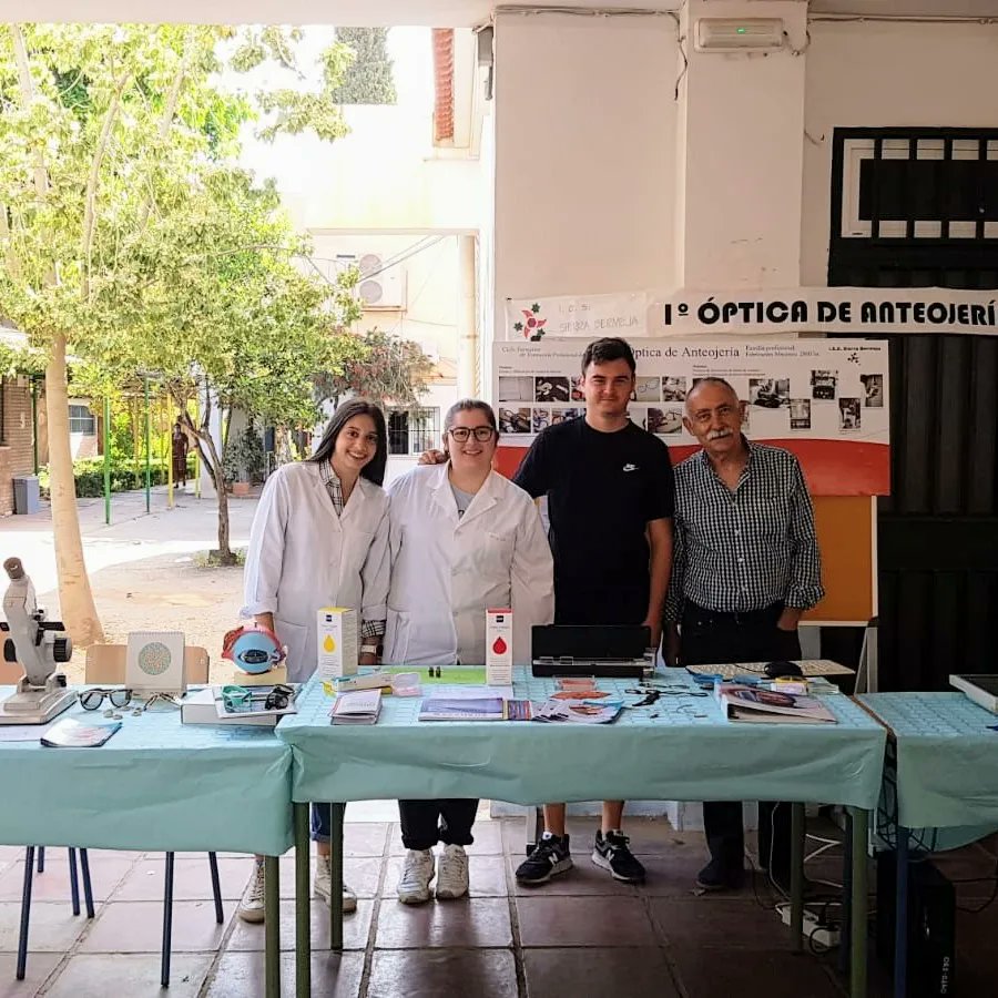 OpticaAnteojSB's tweet photo. Hace unos días se celebró la jornada de puertas abiertas de FP del @IESSB. El Ciclo de Óptica volvió a ser uno de los más visitados por la curiosidad de sus estudios y su salidas profesionales. Puedes informarte también en la web. 
#fpdual  #FPPrimeraOpcion
@EducaAnd @FPAndaluza https://t.co/DluGSeRNVJ