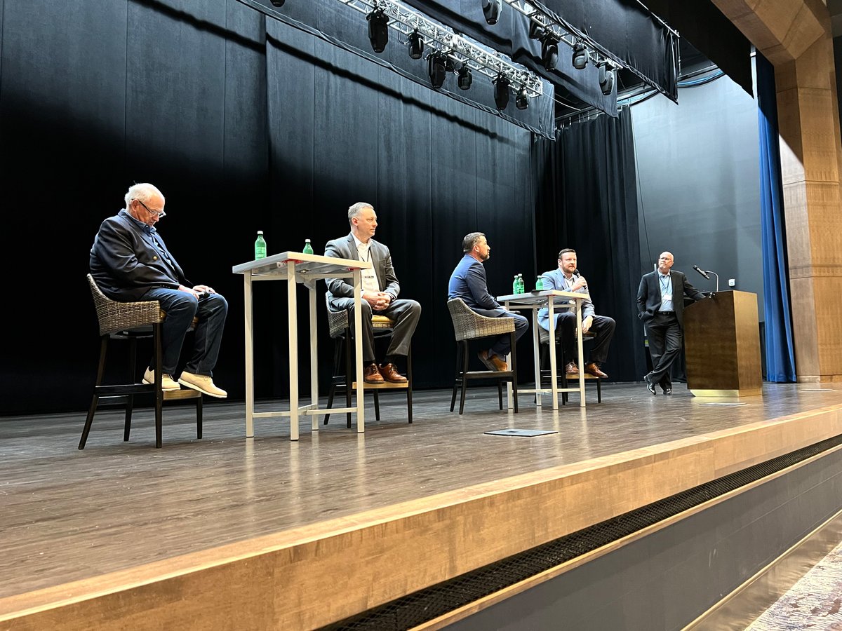 DiamondStateNet's tweet photo. The Diamond State Networks CEOs are participating in the first general panel discussion of the day. #DSN2022 #diamondstatenetworks #fiber #broadband #arkansas https://t.co/0UDsyh3DeY