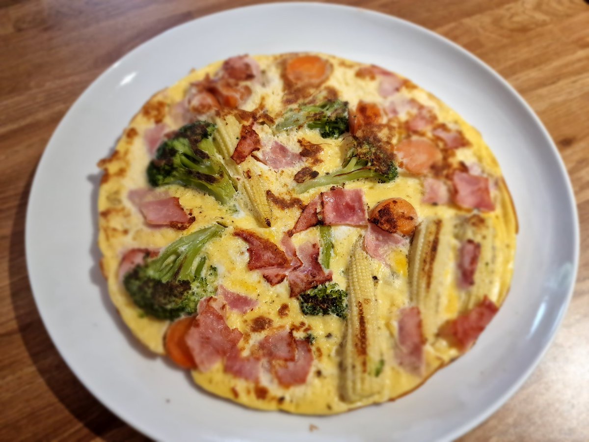Fit4_the_Future's tweet photo. Veg leftover from Sunday made into a healthy omelette yesterday 😋 https://t.co/tqMwXCfArr