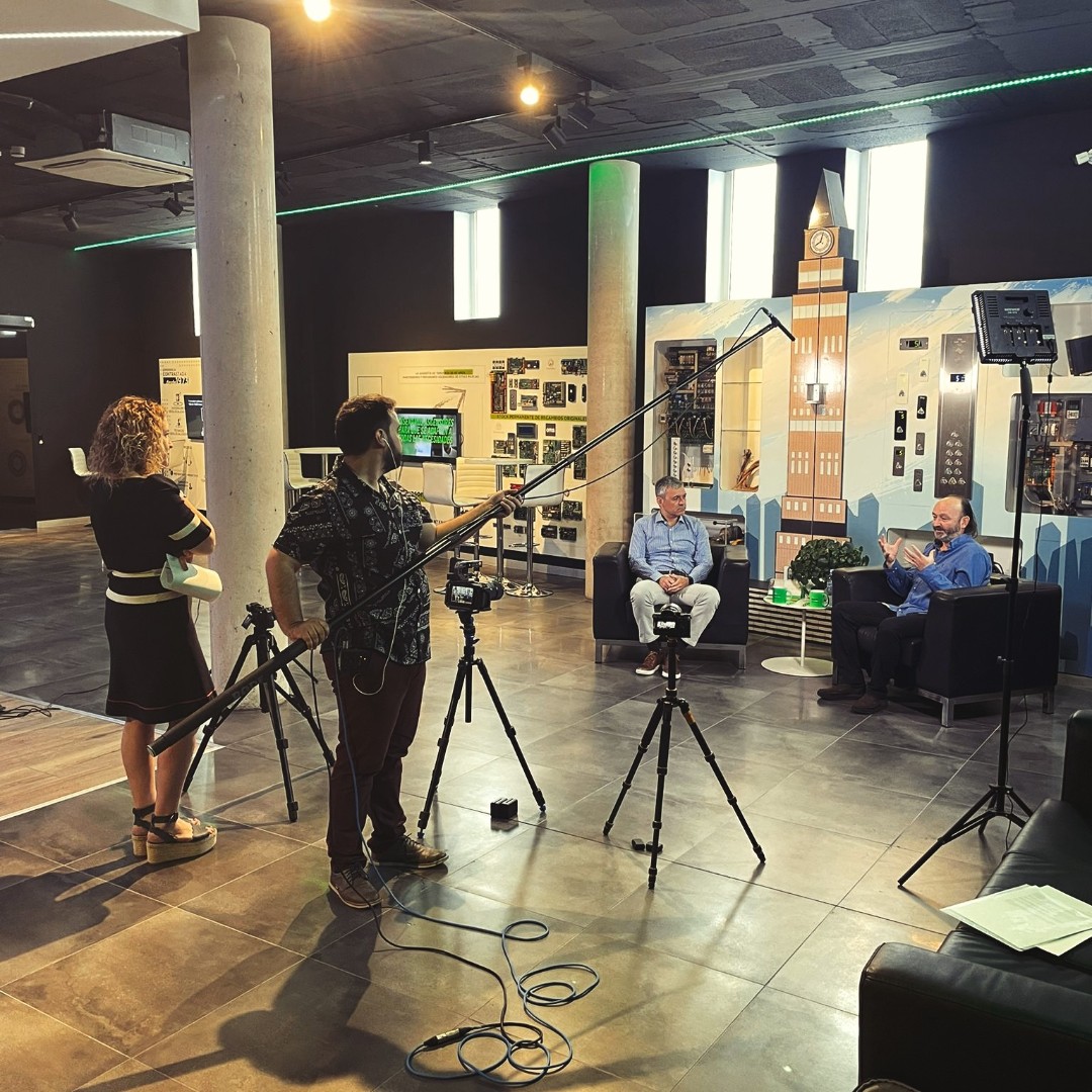 ENINTER's tweet photo. ✅  Eninter se ha convertido hoy en un plató por la entrevista entre Moncho Ferrer, Director Ejecutivo de Programas Globales e hijo de Vicente Ferrer y Xavier Martínez, Director General. Hemos recordado los proyectos de esta década de alianza entre  @fvicenteferrer  y Eninter 😊 https://t.co/PHbqjgbJ3U