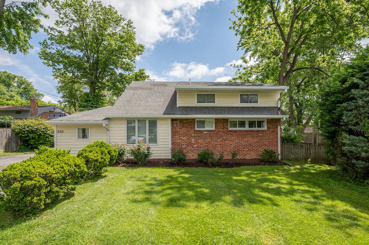FitzRealtor's tweet image. Our newest listing!  #TheFitzpatrickGroup #SusanFitzpatrick #JamesFitzpatrick #KevinConley #RockvilleHomeforSale #HomeforSale
w9w2h7x9.stackpathcdn.com/properties/203…