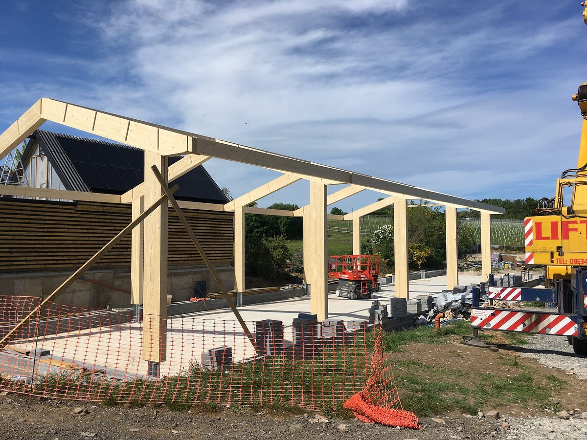 BucklandTimber's tweet photo. This is New Barns Farm, where spruce portal frames are being erected into place in the sunshine.

Architect: Parashoot Architects

#glulamstructure #glulamconstruction #glulambuild #glulamtimber #glulambeams #timber https://t.co/RcOT881fgD