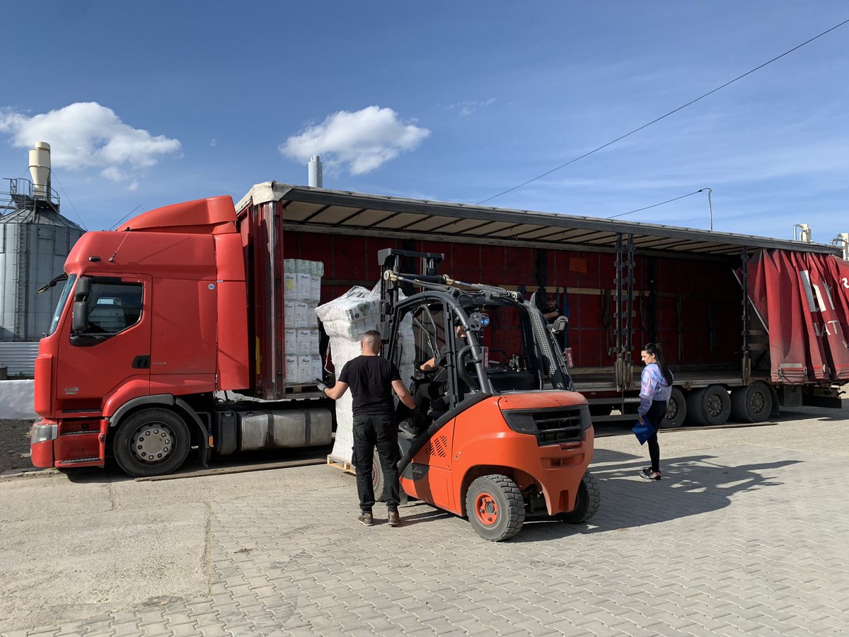 helpukrainero's tweet photo. Loading hygienic supplies from @ACF_France that are headed to areas most in need. So. Many. Diapers.
#helpukrainero #Ukraine #helpukraineromania #StrongerTogether #ActionAgainstHunger https://t.co/xMHNnOK3wx