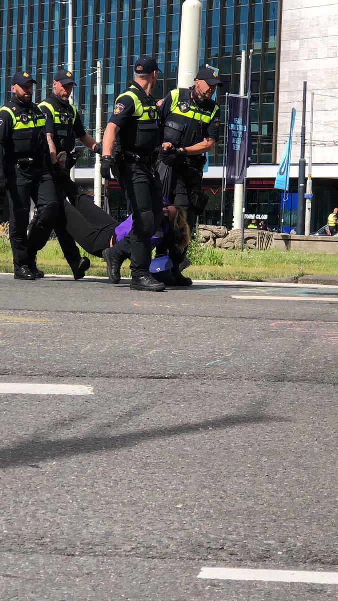 Inmiddels 89 arrestaties op Weena Rotterdam. Onze vreedzame rebellen worden afgevoerd terwijl fossiele vernietigers zoals Shell ongehinderd door kunnen gaan. Wij eisen het einde van de fossiele industrie en een klimaatrechtvaardige transitie. #StopFossiel #FossieleRebellie