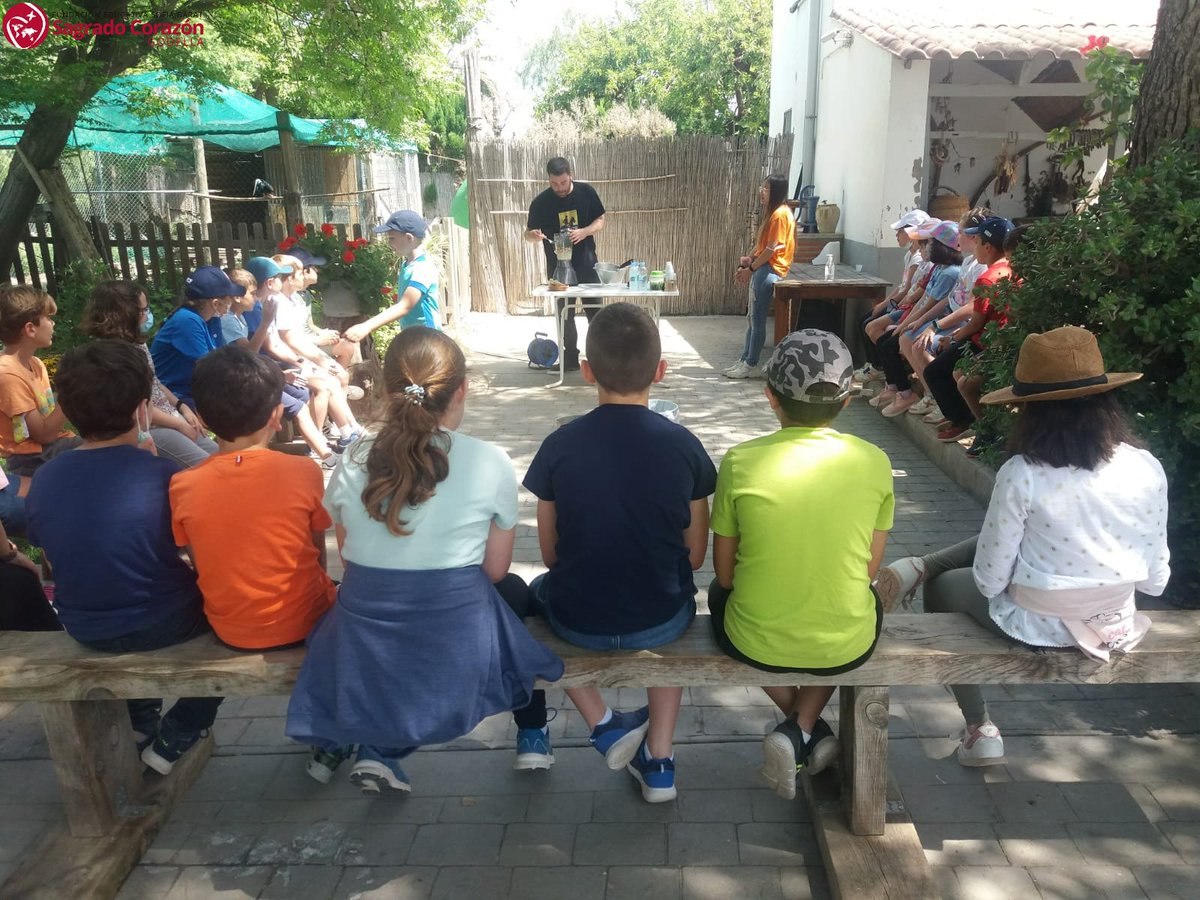 SagradoGodella's tweet image. El 12 de mayo, el alumnado de 3º Primaria visitaron una aquería de Alboraia. Allí pudieron aprender sobre los cultivos valencianos, en especial la chufa.