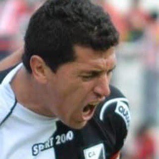 aprocen's tweet photo. #PrimerEquipo: Lula DT

Un camino largo resumido en cuatro fotos.
Siempre al servicio de Central Norte. Como jugador, como DT de inferiores, dirigente de Aprocen y hoy, DT del primer equipo. https://t.co/N3zdfz8qHA