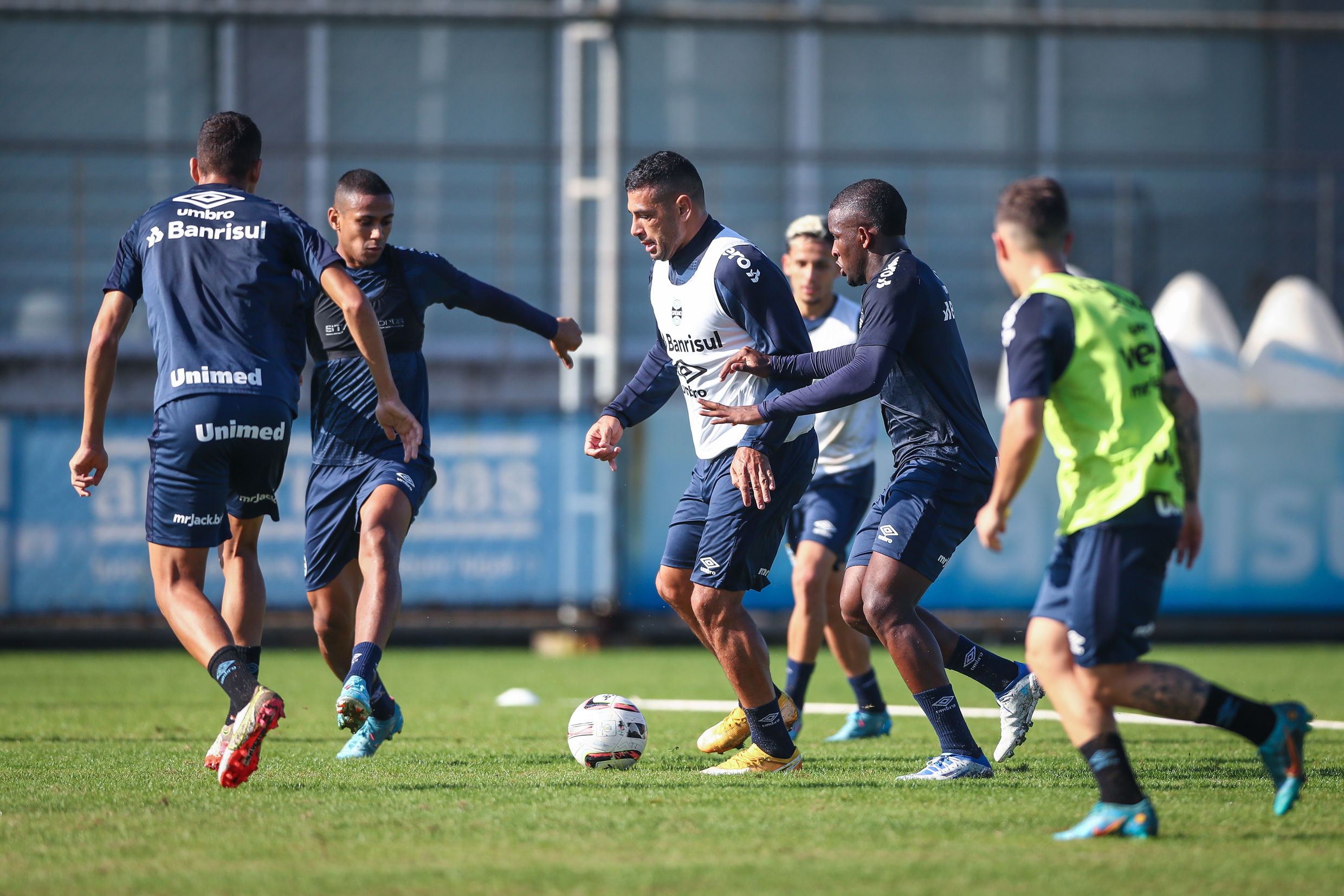 Grêmio treina para enfrentar o Vila Nova; confira alguns vídeos
