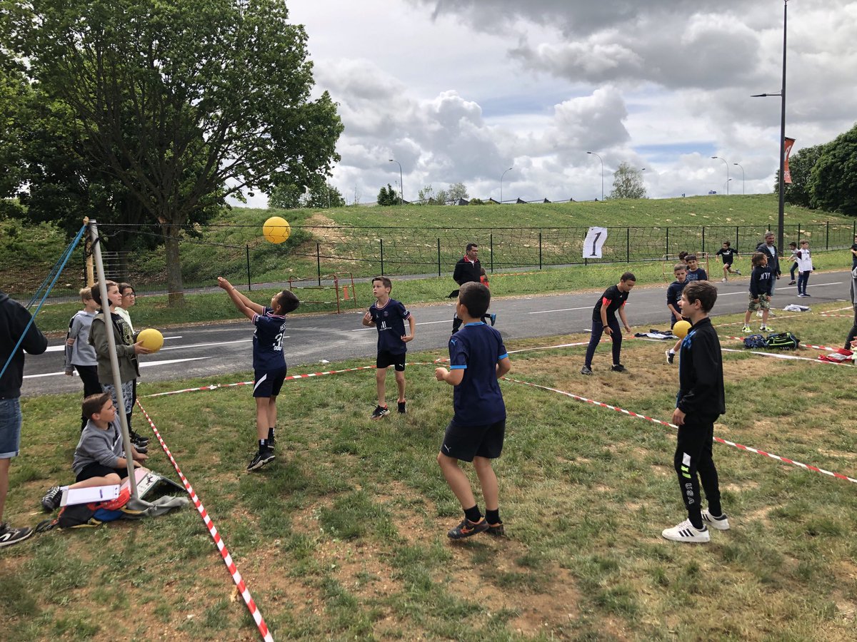 USEPVienne's tweet photo. Rencontre départementale volley aujourd’hui sur le site de ⁦⁦@ArenaFuturo⁩ en partenariat avec le comité de volley 86 : 680 élèves du CE2 au CM2 réunis pour conclure les cycles de pratique, avec en prime la visite des joueurs de ⁦@volleyfrance⁩ champions olympiques https://t.co/nRJf0EJWdK