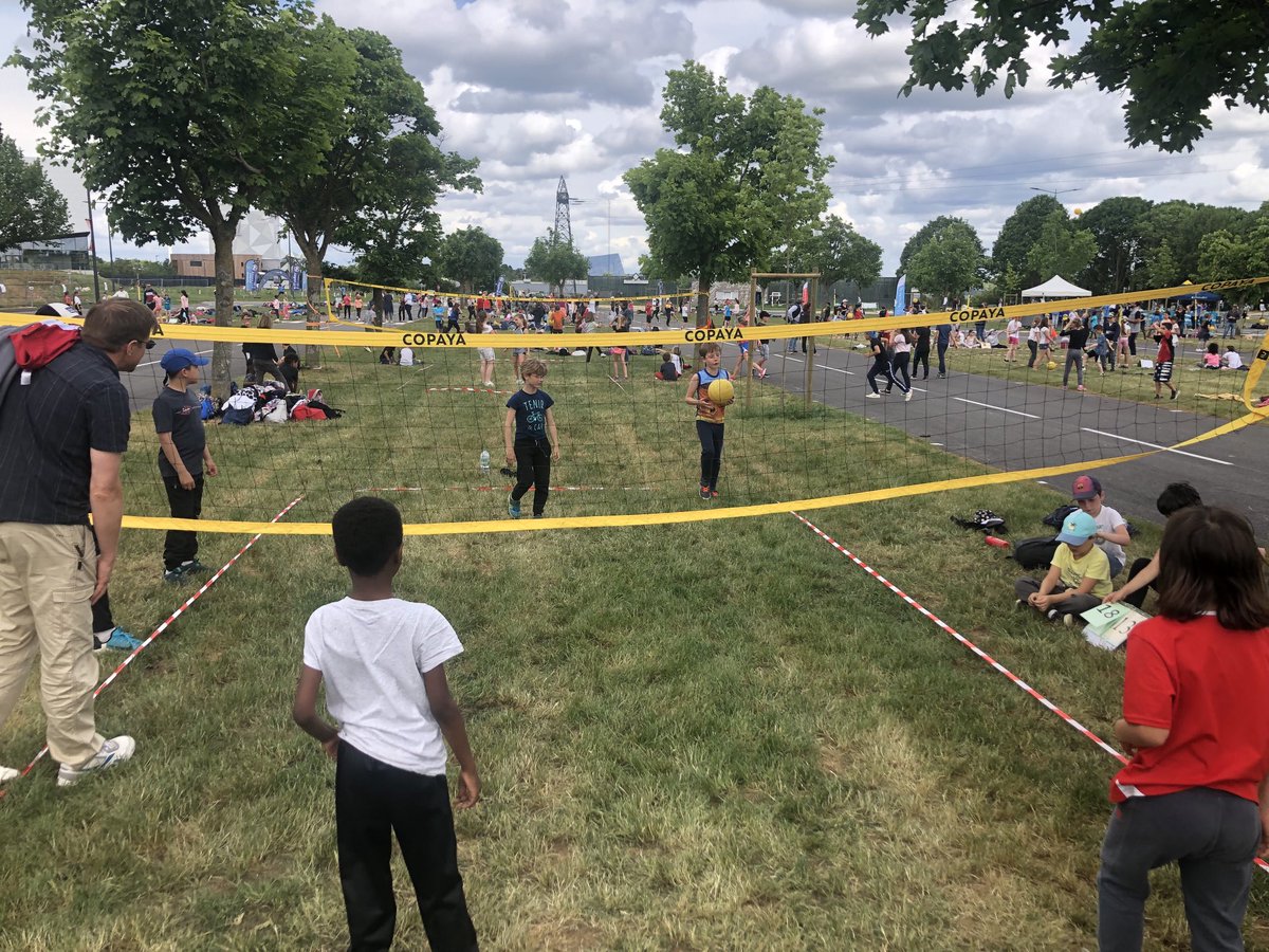 USEPVienne's tweet photo. Rencontre départementale volley aujourd’hui sur le site de ⁦⁦@ArenaFuturo⁩ en partenariat avec le comité de volley 86 : 680 élèves du CE2 au CM2 réunis pour conclure les cycles de pratique, avec en prime la visite des joueurs de ⁦@volleyfrance⁩ champions olympiques https://t.co/nRJf0EJWdK