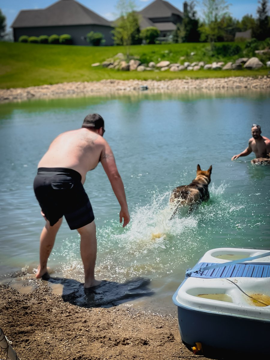 AllenCoSheriff's tweet photo. #WoofWednesday...𝑨𝒍𝒍𝒆𝒏 𝑪𝒐𝒖𝒏𝒕𝒚 𝑷𝒐𝒍𝒊𝒄𝒆 𝑲-𝟗 𝑨𝒄𝒂𝒅𝒆𝒎𝒚 conducting water training with the pups 💦☀️
#ACPD #sheriff #k9handler #k9training #k9dogs #k9unit #k9 #lawenforcement #lawenforcementfamily #lawenforcementofficer #BlueLineStrong #bluelinefamily https://t.co/BgTpQdFju4