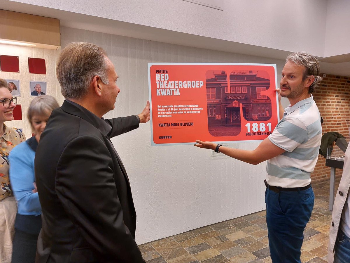 Wethouder Noël Vergunst krijgt als eerste petitie #RedtheatergroepKwatta overhandigd. Morgen officiële overdracht aan gemeente #Nijmegen.