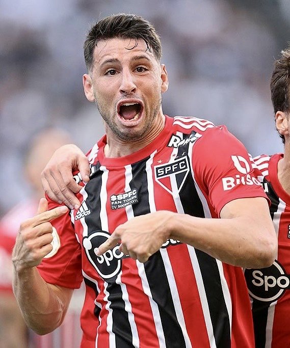SofascoreBR's tweet photo. Jonathan Calleri (28 anos) disputando clássicos desde o seu retorno ao @SaoPauloFC:

⚔️ 10 jogos
⚽️ 7 gols
🅰️ 1 assistência
⏰ 101 mins p/ participar de gol
💯 Nota SofaScore 7.23

🔎 Participou de gols em todas as 4 partidas que fez contra o Corinthians.

Toca que ele decide! 🔥 https://t.co/ljq1J1lsBS