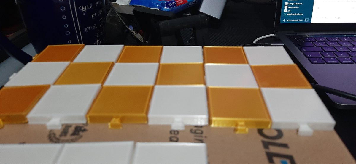 Vurokrazia's tweet photo. Si combinan bien estos colores ? 😬🤨 #enderpro #cura #blender #chess https://t.co/7RksRQUWwH