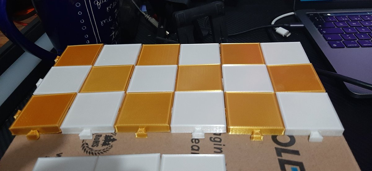 Vurokrazia's tweet photo. Si combinan bien estos colores ? 😬🤨 #enderpro #cura #blender #chess https://t.co/7RksRQUWwH
