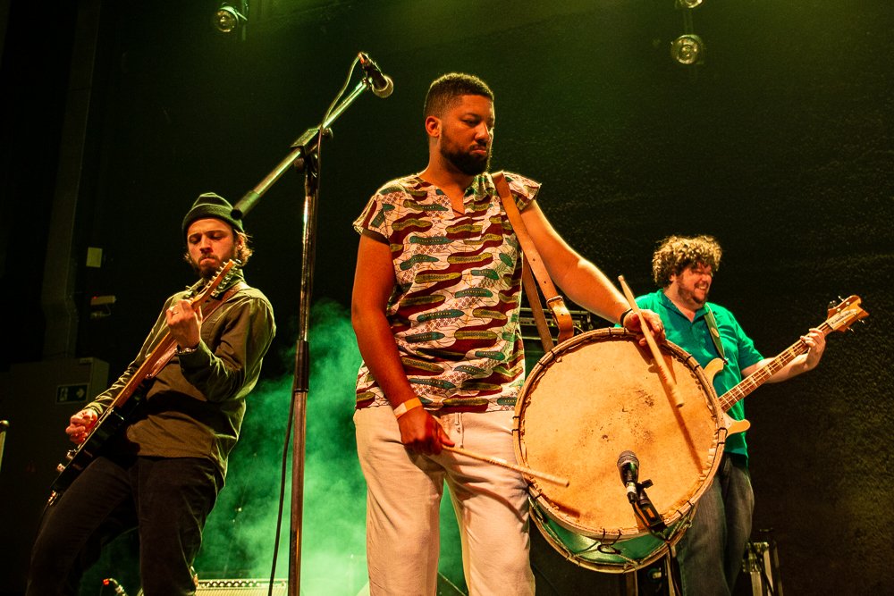 screamyell's tweet photo. Ao vivo: Congadar e Boogarins aquecem o frio mineiro com grandes shows n’A Autêntica. @Biciati conta como foi em texto e fotos => https://t.co/vHZBKMERZW https://t.co/mNNPskYWhj