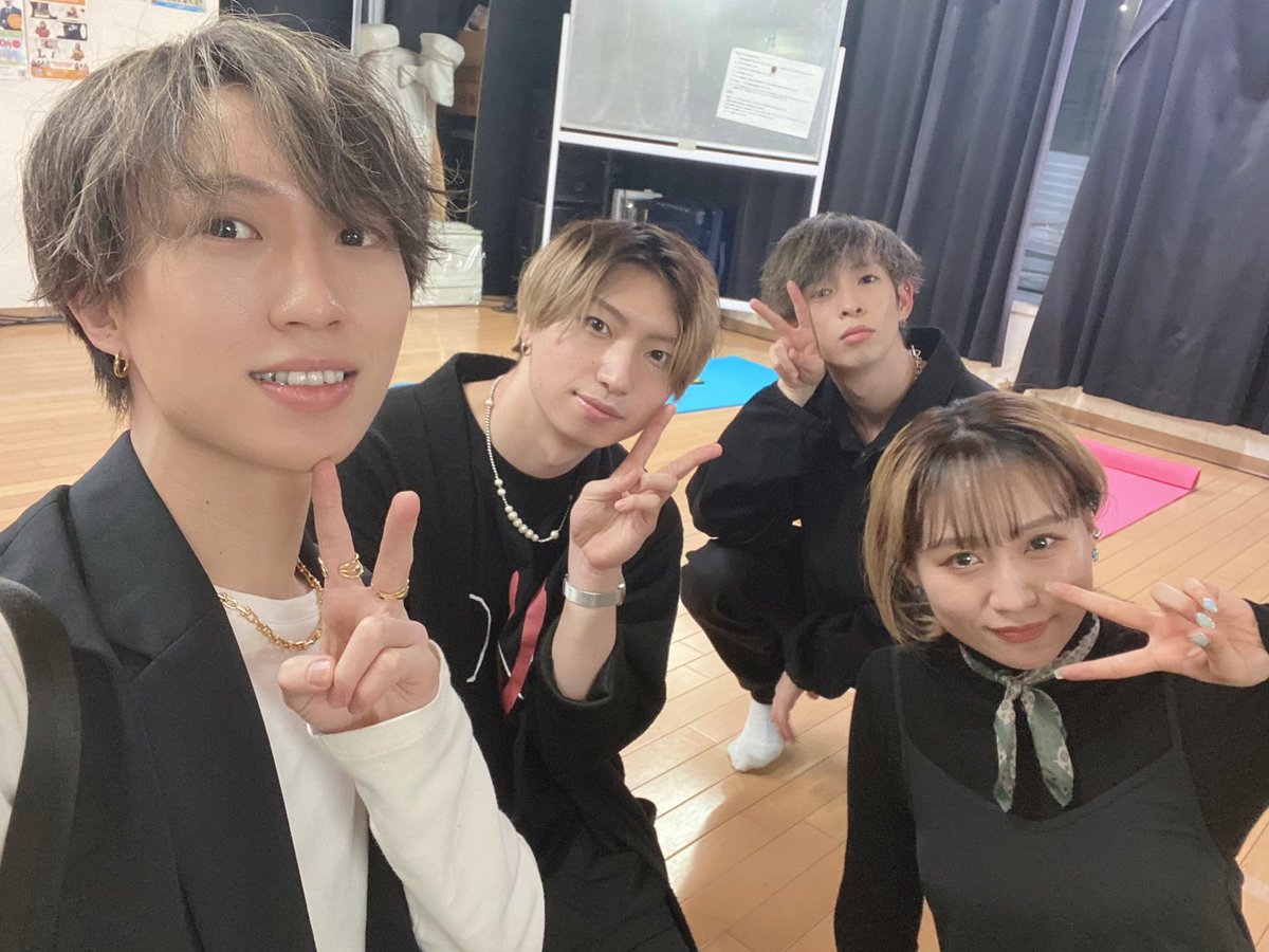 snt_km17's tweet photo. 北の男子ライブvol.55
ありがとうございました！

25分に詰め込みました！
今月も楽しかった✨

久々のイメチェンいかがでしょうか
前髪ありのメッシュでございやす✌️

事務所に行ったらTEIもいて
黒金ヘアスタイル達で撮りました！ https://t.co/bu4nGltsUJ