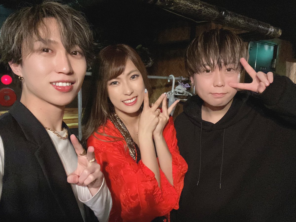 snt_km17's tweet photo. 北の男子ライブvol.55
ありがとうございました！

25分に詰め込みました！
今月も楽しかった✨

久々のイメチェンいかがでしょうか
前髪ありのメッシュでございやす✌️

事務所に行ったらTEIもいて
黒金ヘアスタイル達で撮りました！ https://t.co/bu4nGltsUJ