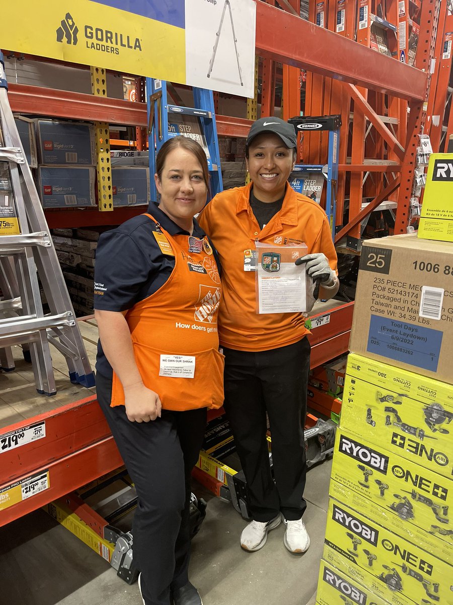 RubenRod17's tweet image. Alise getting recognized for her awesome MET/Store partnership. @nayeli_a9 @mbs40443 @SherreMaclin @Carlee0562_ @HeatherAnguloHD
