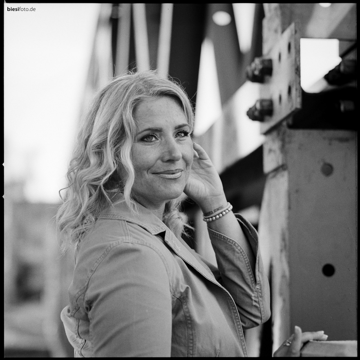 biesifoto's tweet photo. „Bridge of hope.“
Maria, fotografiert mit meiner #Hasselblad 500 C auf #Kodak Tri-X 400 Schwarzweissfilm #mediumformat #mittelformat #analog #analogphotography #filmphotography #filmisnotdead #photographer #germanphotographer https://t.co/4wjc5bjDPn