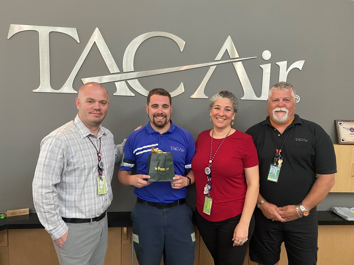 #TeamTuesday 
5 years achieved for Dillon at #TACair — RDU. Congratulations on receiving your 5 year pin and keep up the great work!

#RDU #Aviation #Award #Congratulations