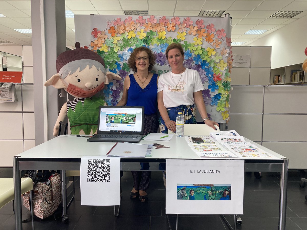 Las compañeras de la EI La Julianita, de Aracena, centro pionero de Infantil Bilingüe en la provincia presentan su stand #feriaplurihuelva <a href="/Pluri_Huelva/">Plurilingüismo Huelva</a> <a href="/cepdehuelva/">cephuelva</a> <a href="/ceparacena/">CEP Aracena</a> <a href="/cepbollullos/">CEP Bollullos Valverde</a>
