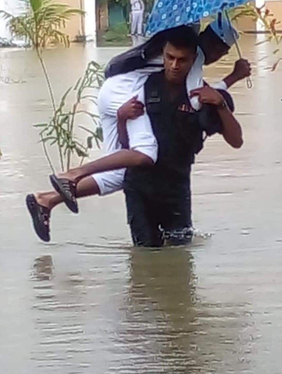 skssanthuru's tweet photo. Students were seen braving the rain and sitting for the exam! #SriLanka #lka https://t.co/zm3gtRKcvy