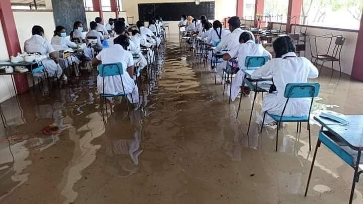 skssanthuru's tweet photo. Students were seen braving the rain and sitting for the exam! #SriLanka #lka https://t.co/zm3gtRKcvy
