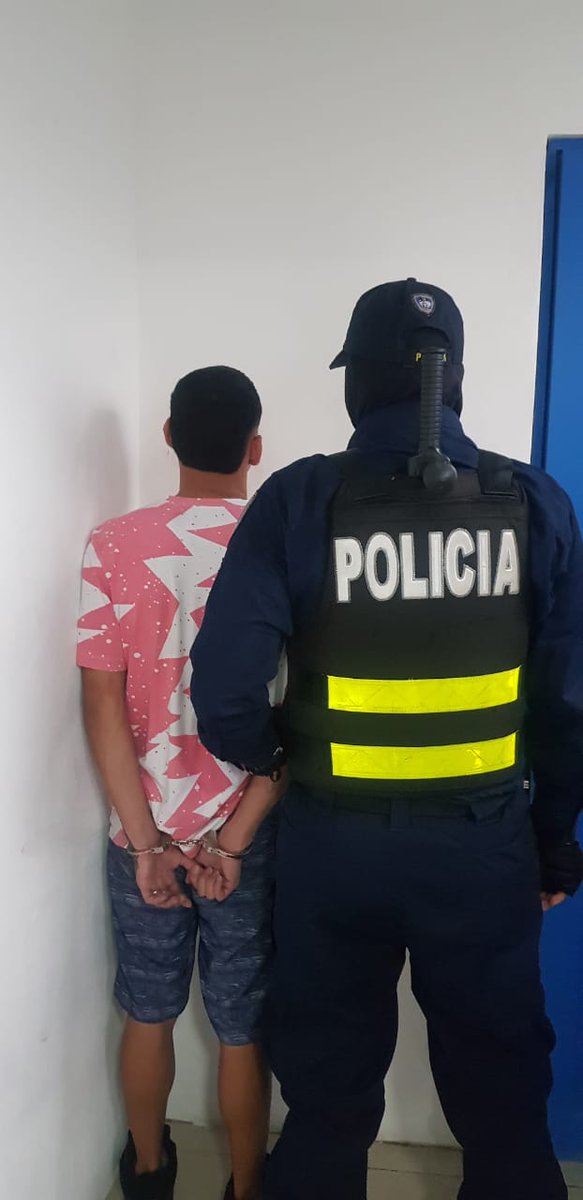 fuerzapublicaCR's tweet photo. #Purral #Goicoechea
Oficiales de la @fuerzapublicaCR lograron recuperar una moto robada.
Además, en el sitio se decomisó crack y pasta de crack, una cantidad importante de marihuana, dos armas de fuego y más de un millón de colones, en la intervención se detuvo a tres personas. https://t.co/QJTKKQ5r0v