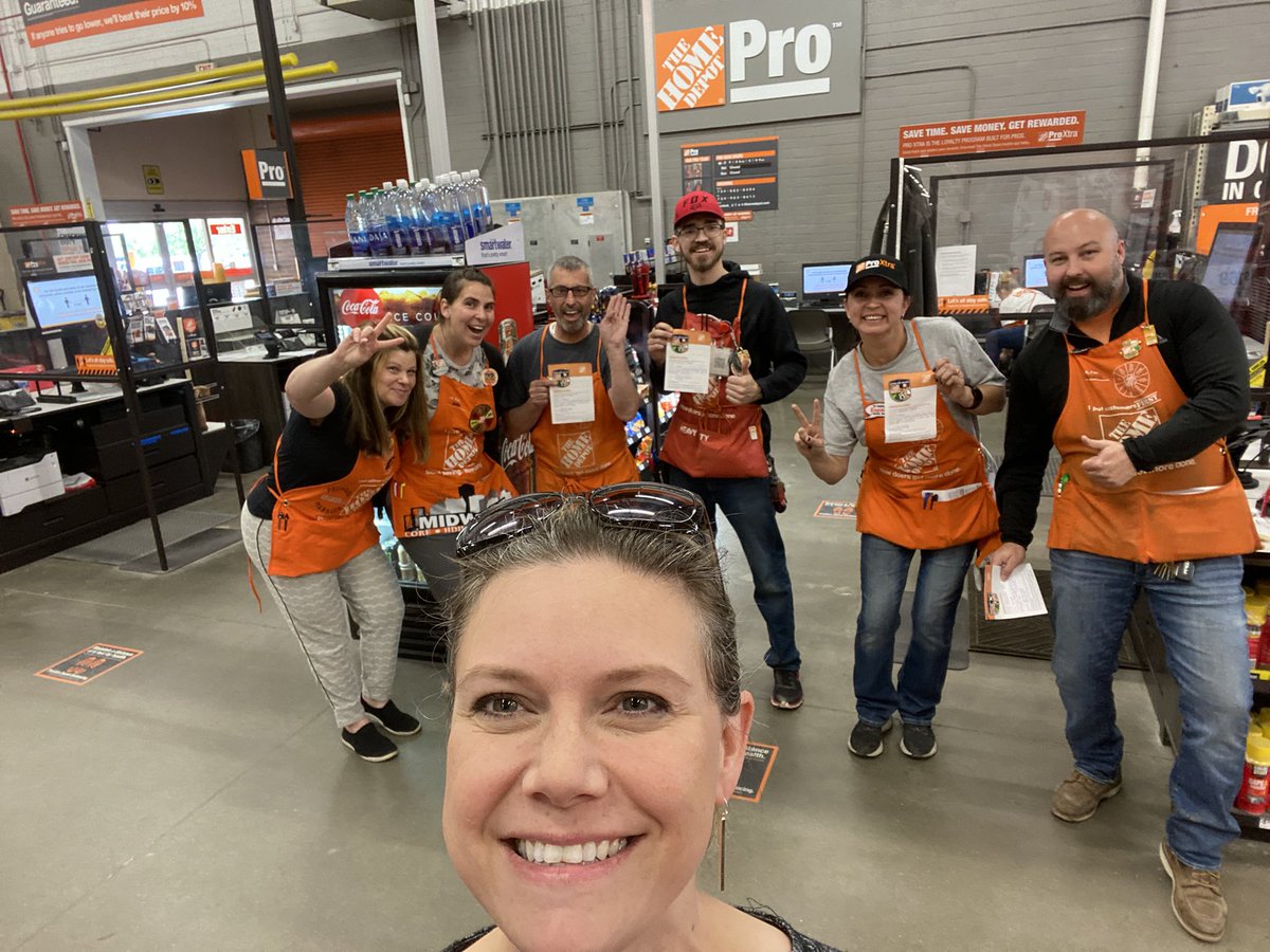 Recognizing the PRO team @HomeDepot_2744 for winning the Pro2Provider contest lead by Cat the HDIS RPM!! Special guest @Julieannd6. Congrats to all!!! @t_renard_ @JulieGiattino