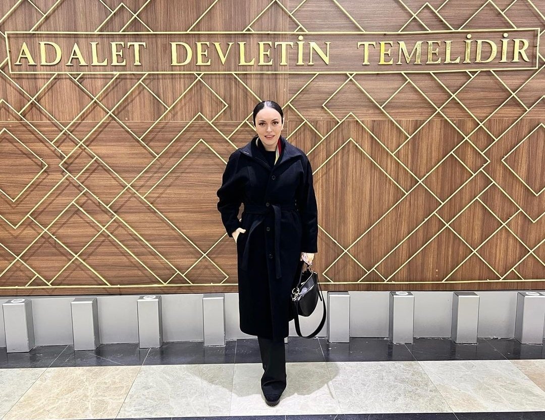 Hankeerr11's tweet photo. Sanatçı demek, halktan kazandığıparaları cebe indirip kış uykusuna yatmak değil. Böyle aslanlar gibi halkının yanında durabilmektir. Hak ediyorsun kazandığın her şeyi #EzgiMolaYalnızDeğildir https://t.co/EjcQA4oz2O
