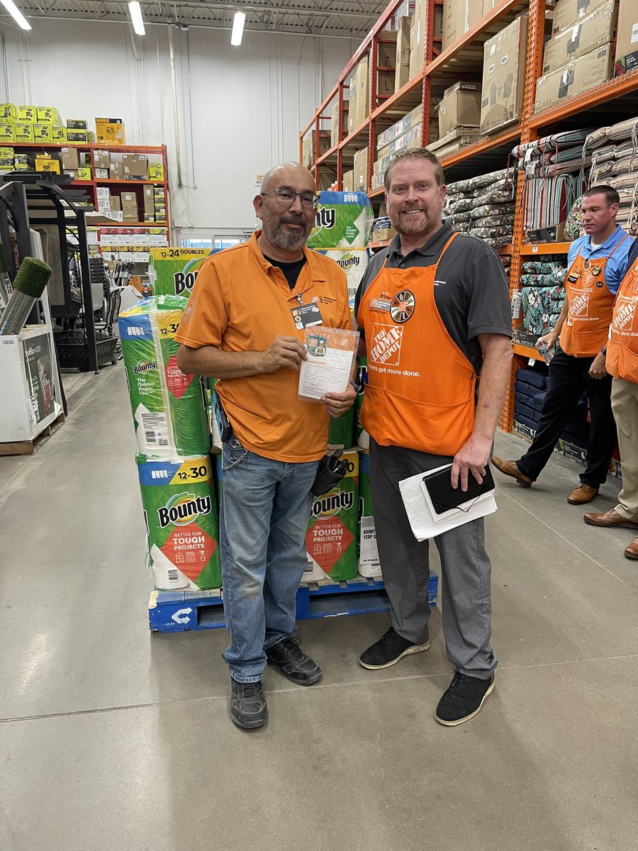 RubenRod17's tweet image. David being recognized by Dist MET Manager for his awesome work @mbs40443 @Carlee0562_ @nayeli_a9 @HeatherAnguloHD