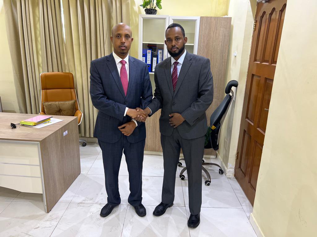 daddoon1's tweet photo. Ugu horeyn, waxay Mahad dhan u sugnaatay ASW, waxaan u mahadcelinayaa Madaxweyne @M_Farmaajo oo fursad ii siiyay inaan u shaqeeyo ummadda Soomaliyeed oo ii magacaabay xilal kala duwan mudadii u xafiiska joogay, waan ku faraxsanahay inaan maanta oo ay taariikhdu tahay 24/5/2022... https://t.co/WawG8wenKw