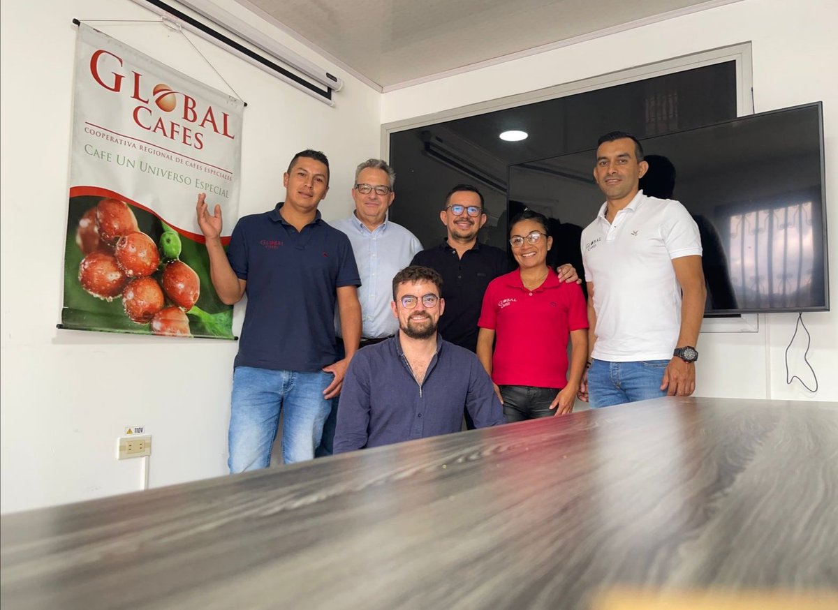 loicfrei's tweet photo. En @acodea_ trabajamos en una propuesta de valor innovadora para los productores de Global Cafés. Así, la Cooperativa fortalece su competitividad en un contexto internacional en el cual los precios de las materias primas están muy volátiles. Gracias Tomás @FFP_AgriCord y @AFD_es https://t.co/Lvq57mTN2k